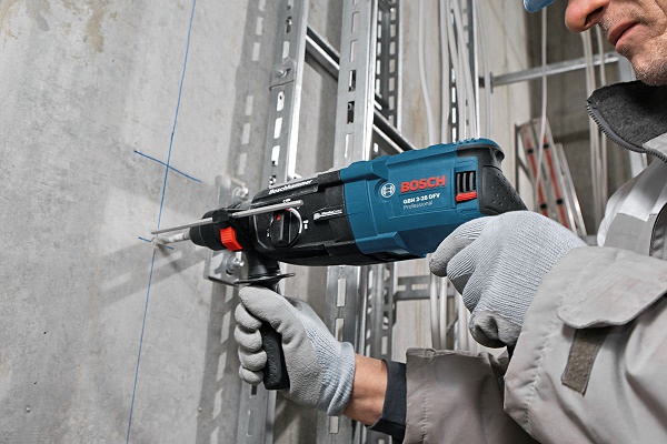 Sử dụng máy khoan với thước căn độ sâu khi khoan