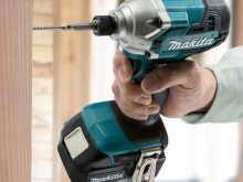 Nên mua máy bắn vít Makita dùng điện hay pin