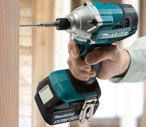 Nên mua máy bắn vít Makita dùng điện hay pin