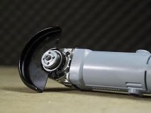 Máy mài Makita 9500NB thuôn gọn, dễ cầm nắm