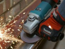 Makita 9556HB hoạt động với công suất 840W