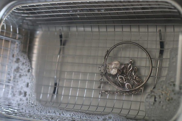 Bể rửa siêu âm làm sạch trang sức an toàn, hiệu quả