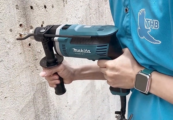 Máy khoan động lực Makita M8100KX2B có khả năng khoan tường mạnh mẽ