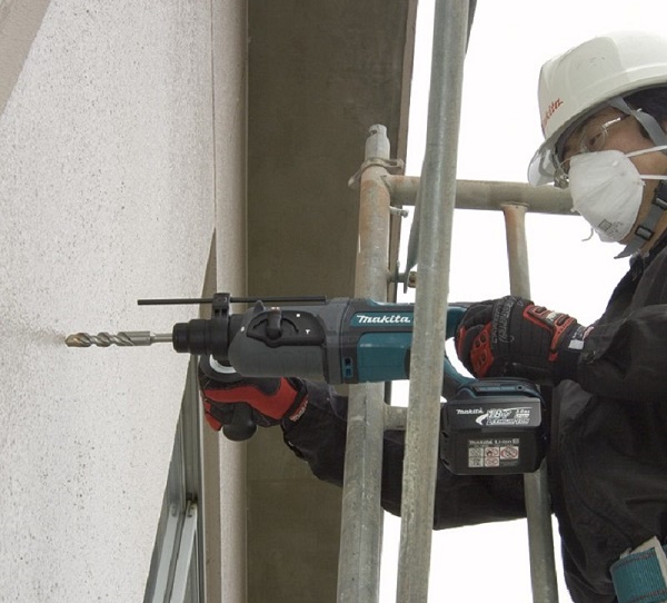 Makita DHR241RFE có khả năng khoan bê tông cực tốt
