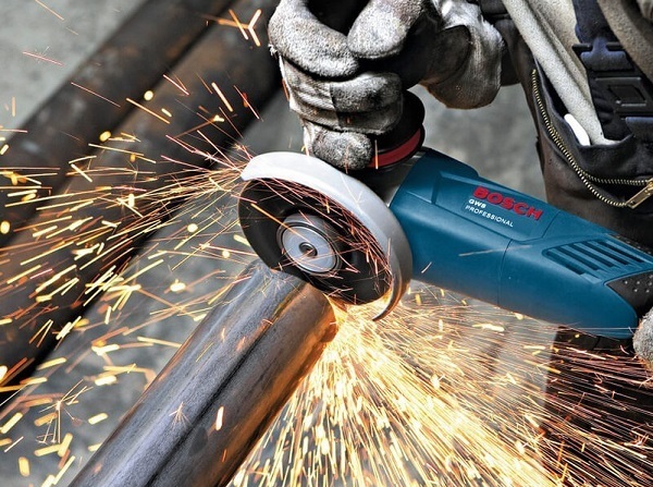 Máy cắt sắt cầm tay thân máy nên được làm từ nhựa cao cấp