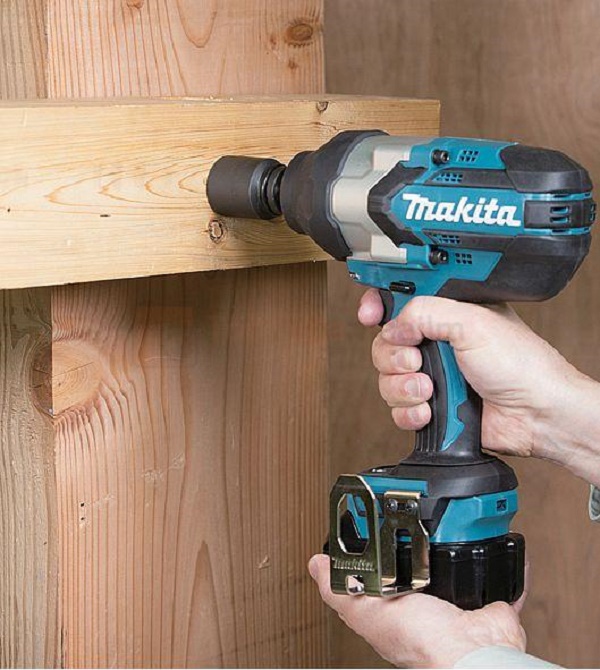 Makita DTW1002RTJ có khả năng siết bu lông 1000N.m
