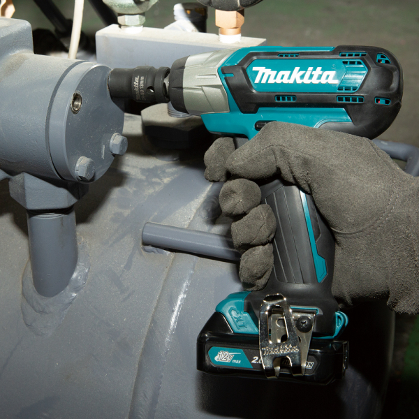 Máy siết bu lông Makita TW141DSAE đến từ hãng Makita