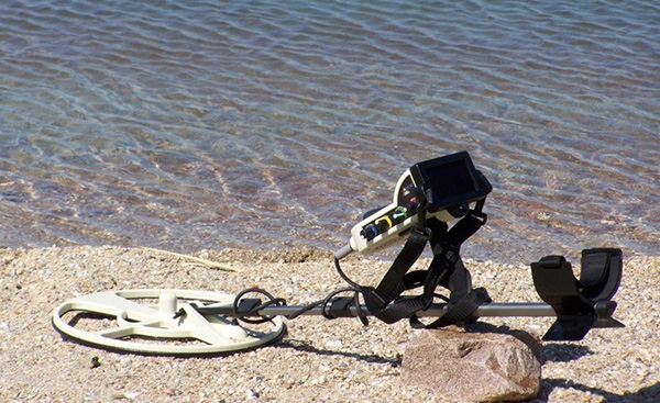 Máy dò kim loại của Đức Black Hawk OKM