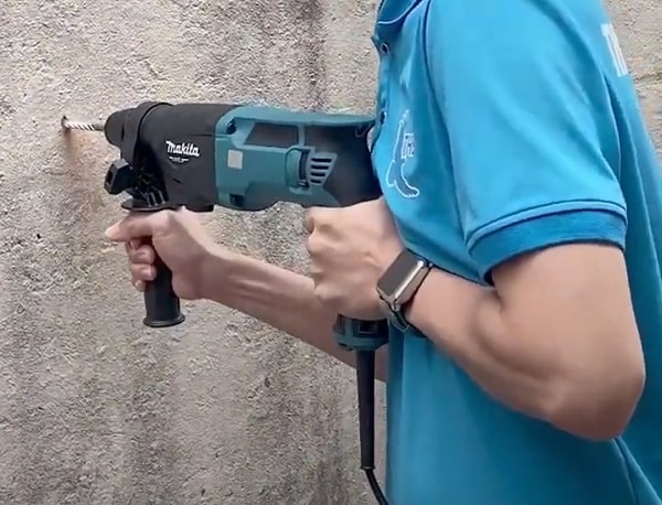 Máy khoan búa Makita M8700B làm việc mạnh mẽ