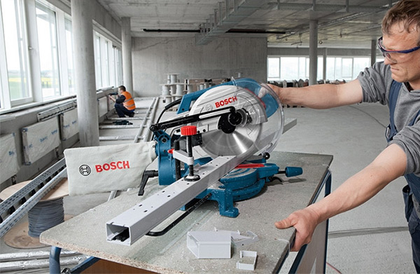 Bosch GCM 10 MX cưa các vật liệu cứng dễ dàng và chính xác
