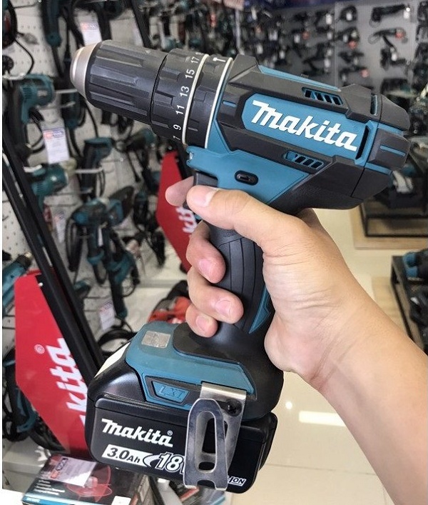 Makita DHP482RFE dễ sử dụng và thao tác