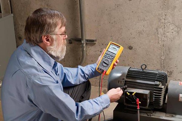 Fluke 289 nhỏ gọn, vừa vặn cầm trên tay