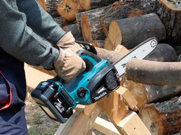 Máy cưa xích dùng pin làm việc linh hoạt