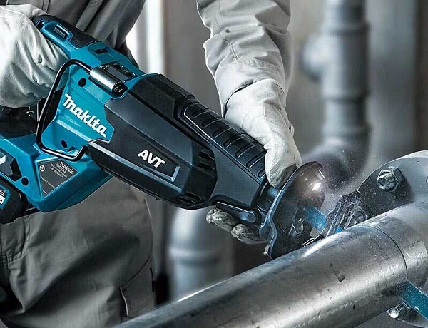 Máy cưa kiếm cưa được nhiều loại vật liệu