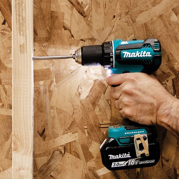 Makita DDF484RFE có khả năng khoan gỗ mạnh mẽ