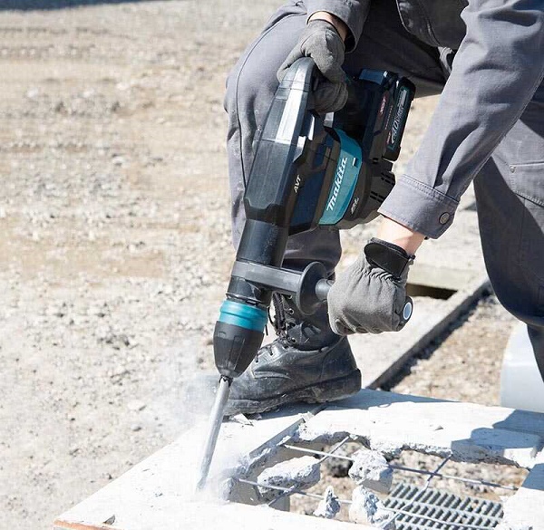 Máy đục bê tông dùng pin Makita HM001GZ làm việc cực mạnh