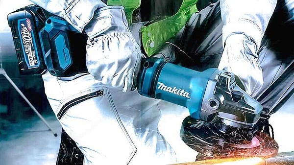 Makita GA037GZ05 làm việc với mức pin 40V Max