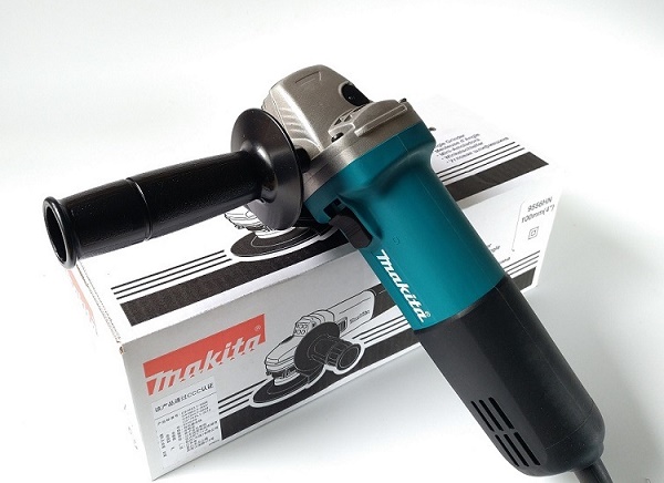 Makita 9556HN hoạt động với công suất 840W