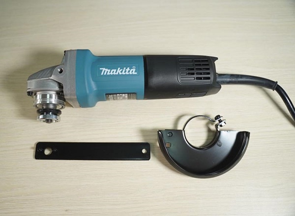 Máy mài góc Makita 9553B mài nhẵn trên nhiều vật liệu