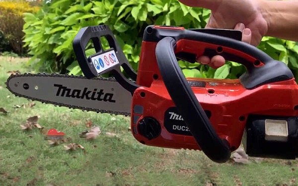 Máy cưa xích dùng pin Makita DUC254HZR nổi bật với màu đỏ 