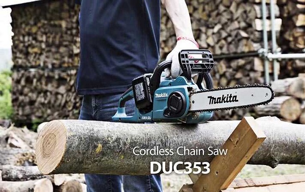 Makita DUC353Z chạy pin với khả năng cưa gỗ hiệu quả