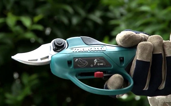 Máy cắt cành dùng pin Makita DUP361Z