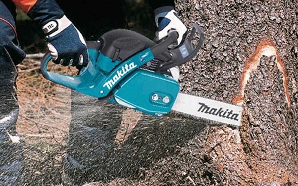 Makita EA4301F45B sử dụng động cơ 2 thì để cưa cây gỗ lớn