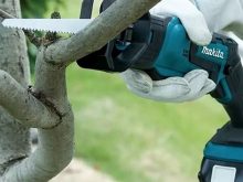 Review máy cưa kiếm dùng pin Makita DJR185Z 18V mạnh mẽ