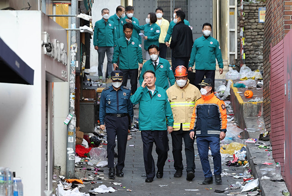  Tổng thống Hàn Quốc Yoon Suk-yeol và các quan chức đến hiện trường xảy ra vụ giẫm đạp ở Itaewon