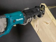 Máy cưa kiếm Makita JR3051TK