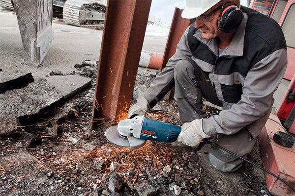 Bosch GWS 24 180 có thiết kế mạnh mẽ, an toàn