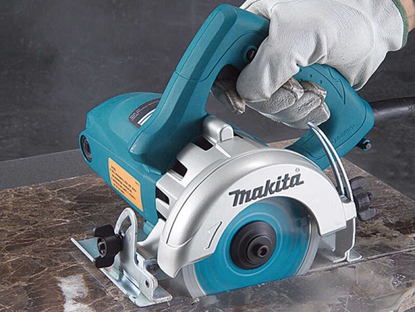 Makita 4100NH cắt gạch với công suất 1300W