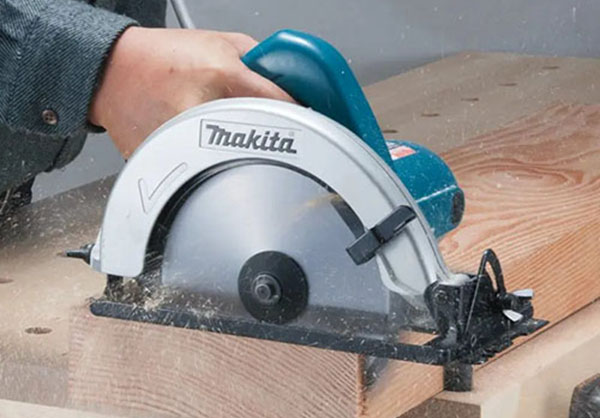 Máy Makita 5806B cưa đa dạng vật liệu gỗ, kim loại