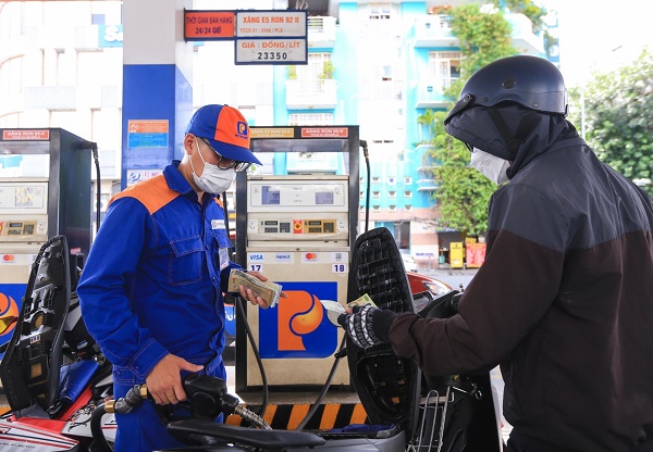 Giá xăng tăng gần 24000 đồng/lít
