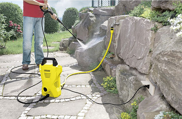 Máy rửa xe Karcher nổi tiếng là độ bền cao, xịt rửa mạnh mẽ