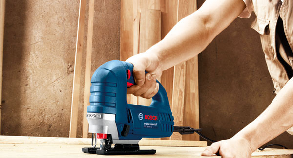 GST 8000E Bosch hoạt động mạnh mẽ, động cơ chổi than