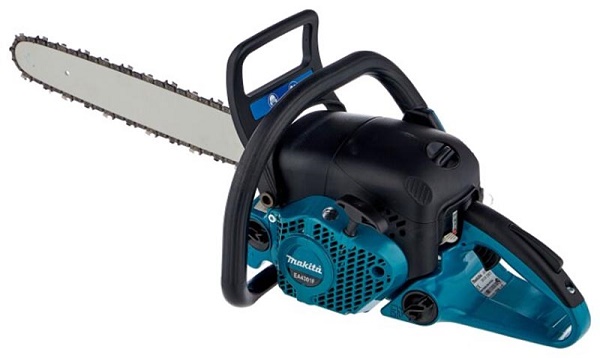 Máy có bình xăng lớn để chứa được nhiều nhiên liệu
