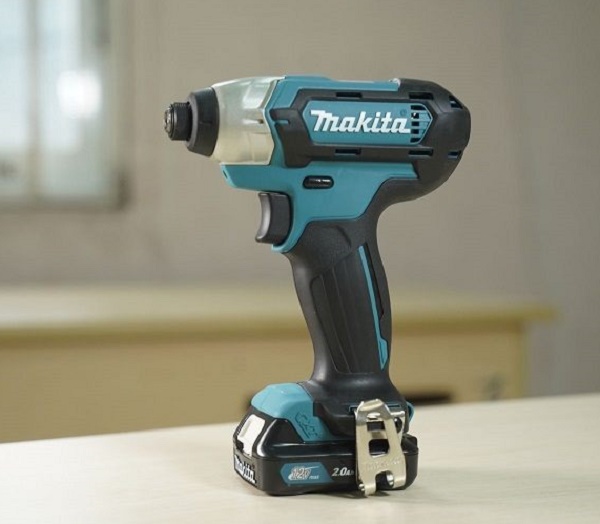 Makita TD110DSYE dùng pin 12V hoạt động mạnh mẽ