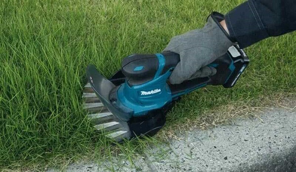 Máy tỉa hàng rào dùng pin Makita DUM604SY