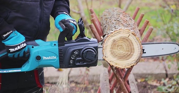 Máy cưa xích điện Makita UC4551A