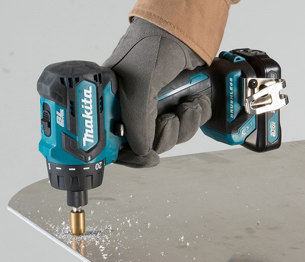 Máy khoan pin vặn vít Makita DF032DSAE làm việc mạnh mẽ