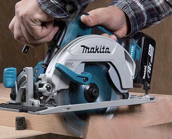 Máy cưa đĩa dùng pin Makita DHS680RMJ