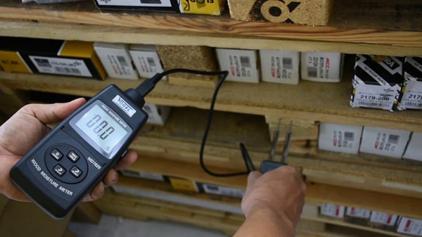 Thực hiện đo độ ẩm gỗ