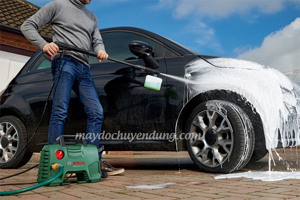 Máy rửa xe Bosch có thể kết hợp với bình phun xà phòng