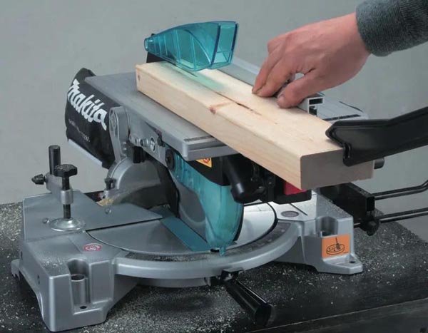 Makita LH1040 cưa cắt gỗ nhanh, mạnh mẽ