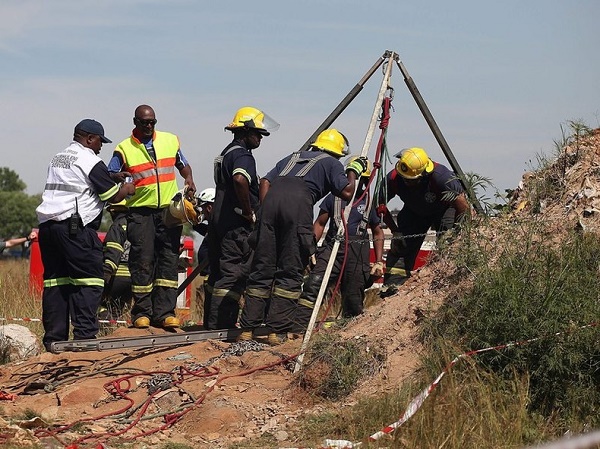 Giải cứu các công nhân bị kẹt trong mỏ vàng ở Nam Phi