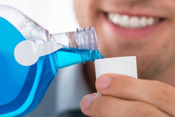 Dùng nước súc miệng để làm giảm độ cồn
