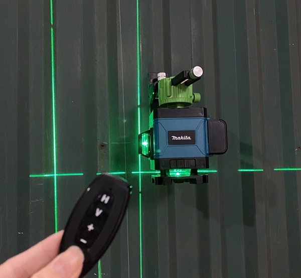 Máy cân bằng Makita tia laser xanh được dùng nhiều trong xây dựng