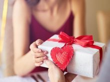 Ngày Valentine tặng quà gì? Ai tặng quà, lời chúc ngày lễ tình nhân