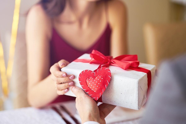 Valentine tặng quà cho người mình yêu thích